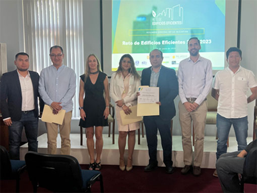 Participants in the Mexico City Efficient Building Challenge pose for photo inside meeting room.